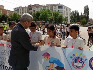 Güvenli Bisiklet Kullanımı Eğitimi Alan Öğrencilere Polis Kask Hediye Etti