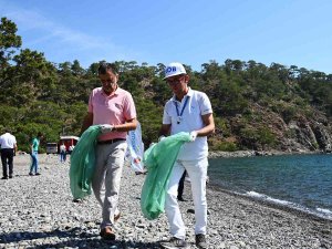 Denizin Dibinden Pet Şişeler, Otomobil Lastiği, İzmarit, Poşet Çıktı