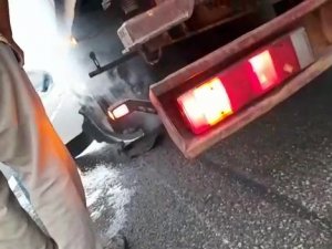 Balataları Tutuşan Tırdaki Yangını Vatandaşlar Söndürdü