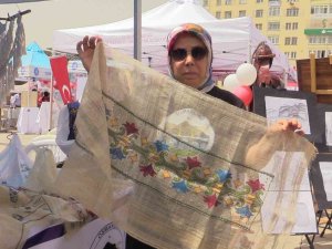 Görücüye Çıkan 200 Yıllık İpek Kumaşa Büyük İlgi