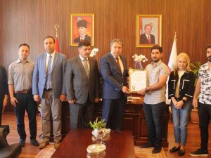 Yalova Üniversitesi’nden Vefat Eden Öğrencinin Ailesine Anı Belgesi