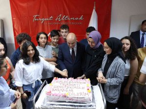 Altınok Lgs Öncesinde Öğrencilerle Pasta Kesti