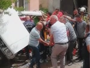 Kontrolden Çıkan Otomobil Evin Bahçesine Uçtu: 1 Yaralı