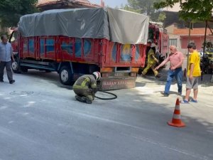 Lastiği Tutuşan Kamyon Alev Almadan Söndürüldü