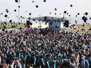 Ebyü’de Mezuniyet Coşkusu