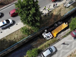 Beykoz’da İ̇ski̇’ye Ait Freni Tutmayan Hafriyat Kamyonu Kanala Uçtu