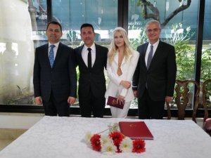 Mustafa Sandal, Melis Sütşurup İle Roma’da Evlendi