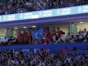Türkiye-çin Voleybol Maçında Doğu Türkistan Bayrağı Dalgalandı