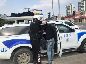 Adana’da Kavşaklarda Dilenen Ve Cam Silen 80 Kişi Yakalandı