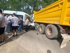Kocaeli’de İşçi Servisi İle Kamyon Çarpıştı: 7 Yaralı