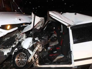 Karşı Şeride Geçen Otomobil Çekiciyle Çarpıştı: 1 Ölü, 2 Yaralı