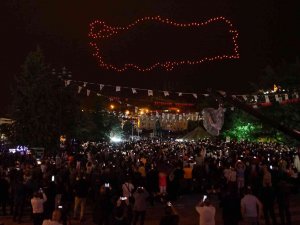 200 Işıklı Dron Kullanılarak Yapılan Gösteri Hayran Bıraktı