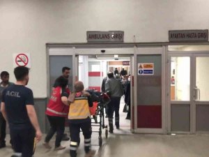 İ̇hbara Giden Polisi Boynundan Bıçakladı