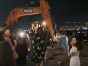 İ̇zmir’de İlginç Görüntüler: Yıkım Ekibi Ve Polis Geldi, Düğün Yarıda Kaldı