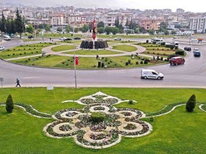 Kahramanmaraş’ta Kavşak Ve Refüjlerde Çiçek Açtı