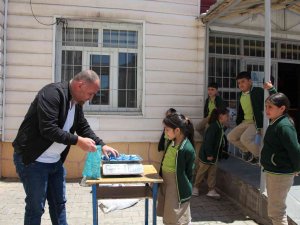 Atık Malzemeleri Geri Dönüşüme Kazandırıp Hediyeler Kazanıyorlar