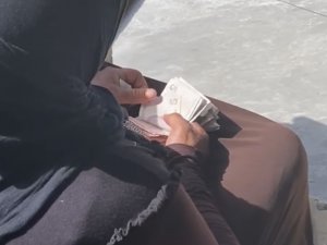 Taksim’de Hasılatı Sayan Dilenci Kadın Kamerada