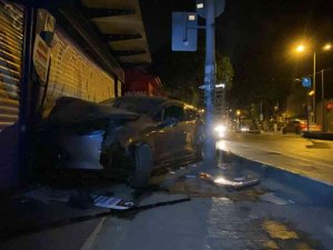 Karaköy’de Kontrolden Çıkan Otomobil Süratli Şekilde Sokak Tabelasını Ezip Kepenge Çarptı