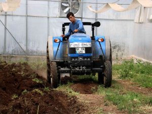 Bu Lisede Öğrenciler Traktör Sürüp Tarım Yapıyor