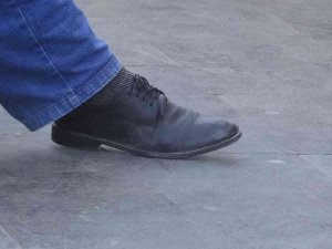 Uzman Doktor Uyardı: "Genel Vücut Ağrılarının Altındaki Neden Yanlış Ayakkabı Seçimi"