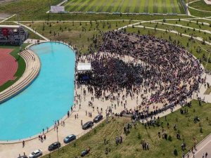 Ebyü’de Coşkulu Mezuniyet Kutlaması