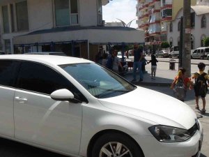 Müdürün Okul Çıkışı Öğrencileri Akan Trafikte Karşıya Geçirme Çabası