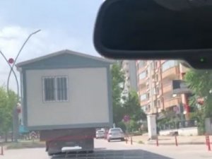 Trafikte Prefabrik Ev Taşıyarak Herkesin Hayatını Tehlikeye Attı