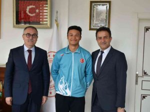 Müdür Akyol, Dünya Üçüncüsü İle Bir Araya Geldi