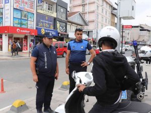 İ̇stanbul Caddesinde Motosiklet Denetimi