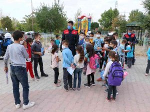 Jandarmadan Köy Çocuklarına Sürpriz Ziyaret