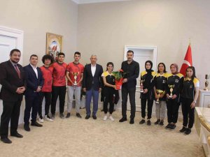 Başarılı Olan Takımlara Çiçek Hediyesi