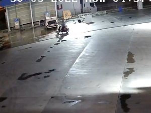 Sahibinin İçinde Uyuduğu Araçtan Cep Telefonunu Çalıp Rahat Tavırlarıyla Pes Dedirtti