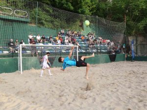 Gölcük’te Kum Futbol Heyecanı Başladı