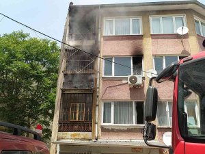 Bursa’da Korkutan Yangında Mahsur Kalanları Kapıyı Kırarak Kurtardılar