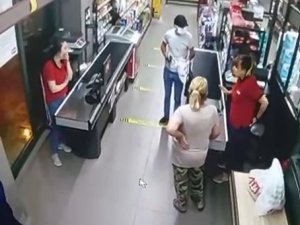 Antalya’da Zincir Markette Silahlı Soygun Kamerada