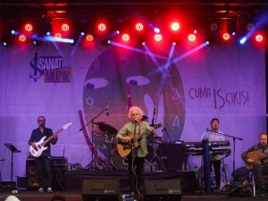 “Cuma İ̇ş Çıkışı” Ankara Konserinde Yeni Türkü Sahne Aldı
