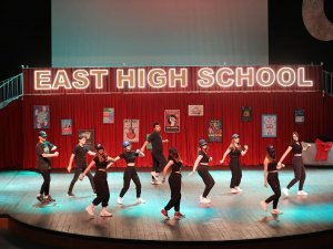 Lise Öğrencilerinden İ̇ngilizce Müzikal Gösterisi