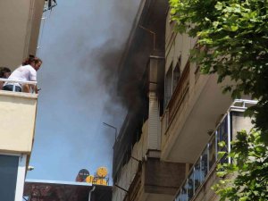 Bunalıma Giren Yaşlı Adam Evini Yakıp, Balkondan Atladı