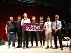 Mezitli’de Liseler Sesleriyle Yarıştı
