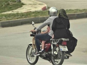 Motosiklete 4 Kişi Binen Ailenin Tehlikeli Yolculuğu