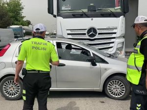 Tır Sürücüsü Fark Etmediği Otomobili Metrelerce Sürükledi
