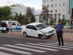 Otomobiller Çarpıştı; 1 Yaralı