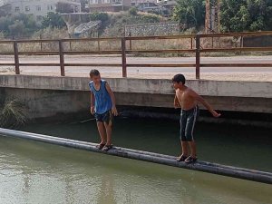Çocuklar Adana Sıcağında Tehlikeye Aldırış Etmeyen Kanallarda Serinliyor