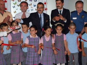 Hayırseverlerden İ̇saören Okuluna Kütüphane