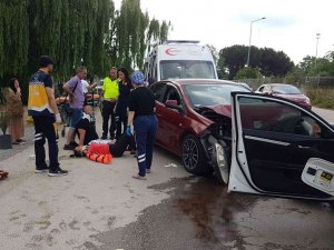 İ̇ki Otomobil Kafa Kafaya Çarpıştı: 5 Yaralı