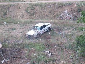 Uşak’ta Şarampole Uçan Araçtan 2 Kişi Ağır Yaralandı