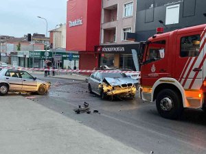 Ümraniye’de Çarpışan İki Otomobil Park Halindeki Araçlara Çarptı, Ortalık Savaş Alanına Döndü