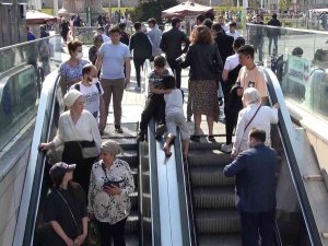 Yürüyen Merdivenlerde Tehlikeli Oyun