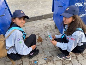 İ̇zci Öğrenciler Sokak Hayvanlarını Besledi
