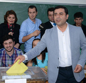 Selahattin Demirtaş, oyunu kullandı